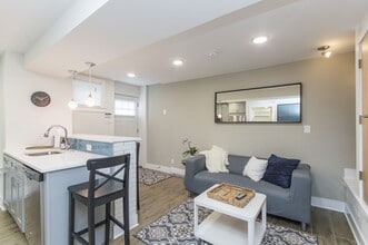 Building Photo - Hip 1 Bed/2Bath w/ Den; Gorgeous exterior and spacious interior features in Chestnut Hill!