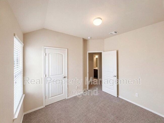 Building Photo - 9929 Pronghorn Rd