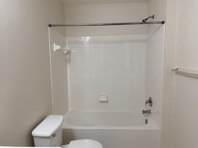 Building Photo - 2025 Erving Cir