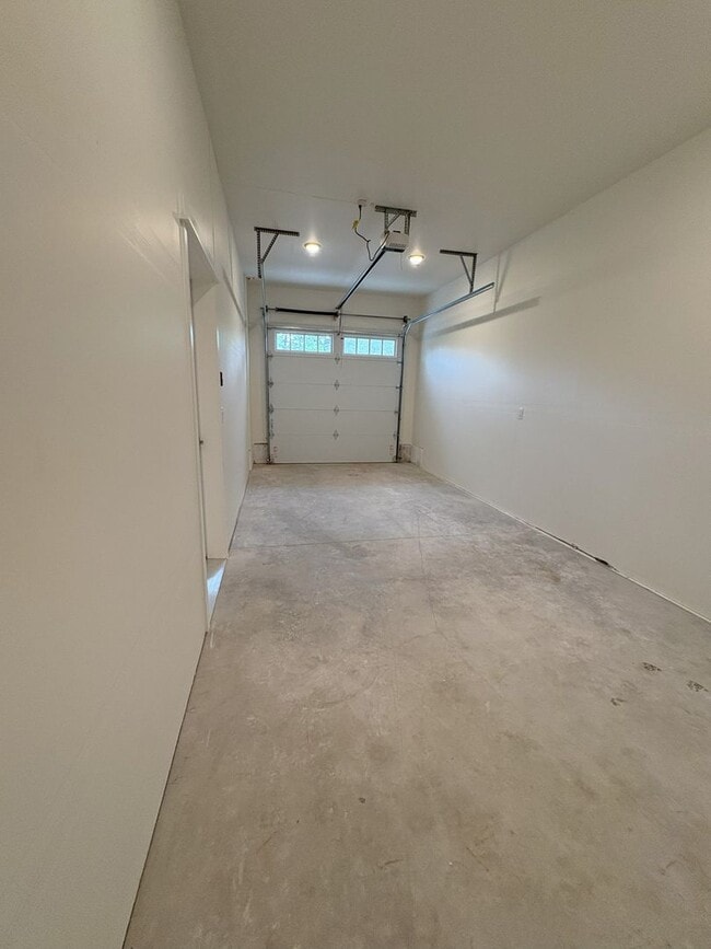 Building Photo - Townhome with amazing nature view