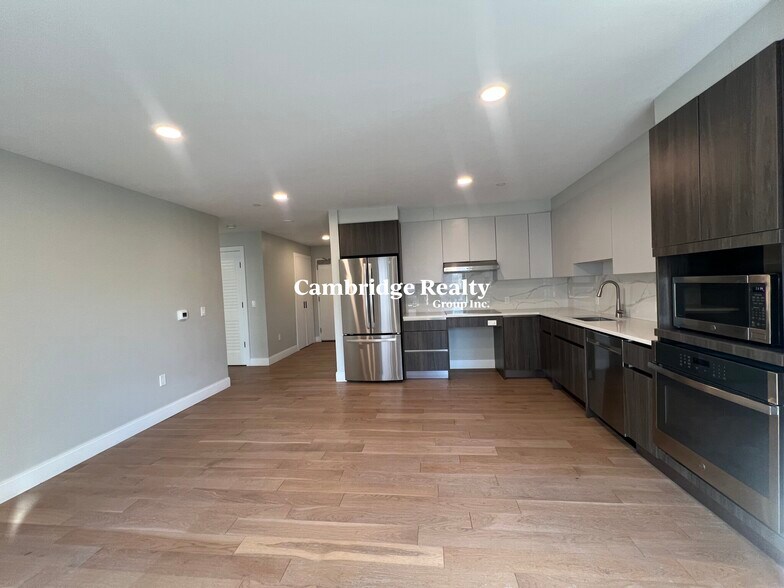 Building Photo - 8 Central St