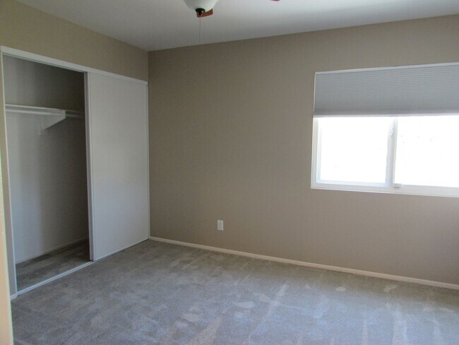 Building Photo - Gorgeous Private  Townhome on Cul-de-Sac--...