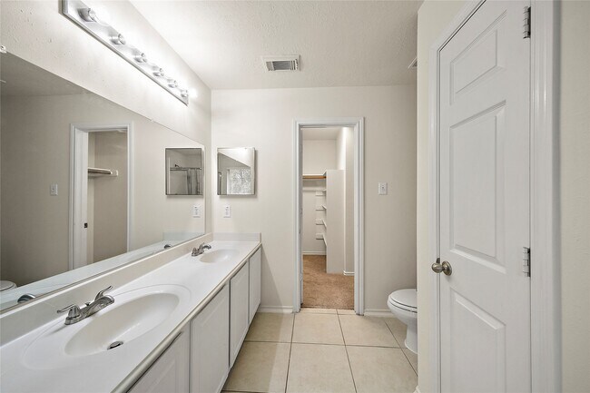 Building Photo - 25238 Finchgrove Ln