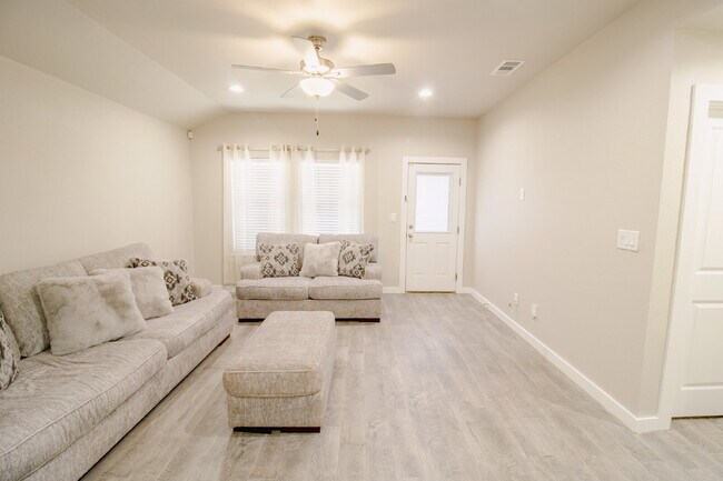 Building Photo - "Charming 3-Bed, 2-Bath Oasis in Lubbock – Spacious 1,489 Sq Ft Haven!"