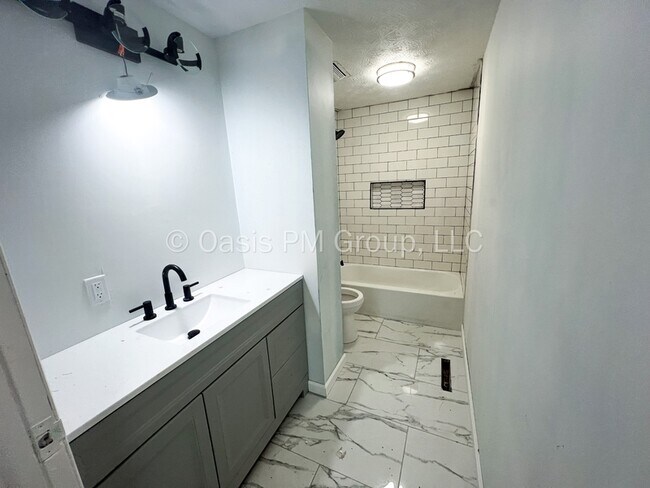 Building Photo - 912 Tellega Ave