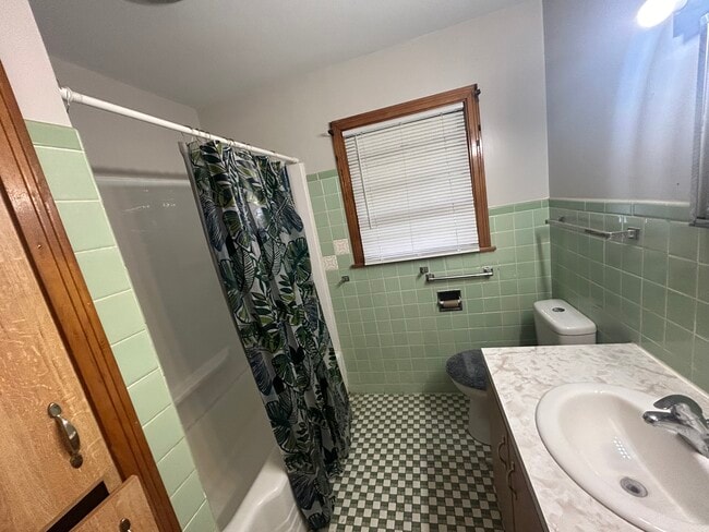 Building Photo - 417 W Claflin Ave