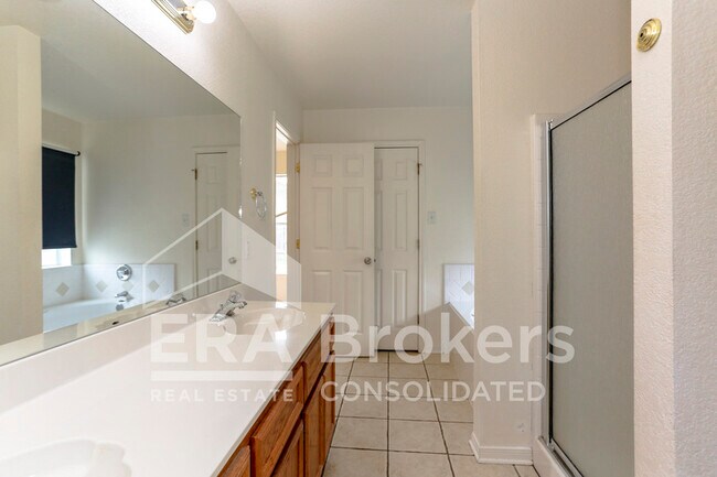 Building Photo - 2802 Southwood Dr