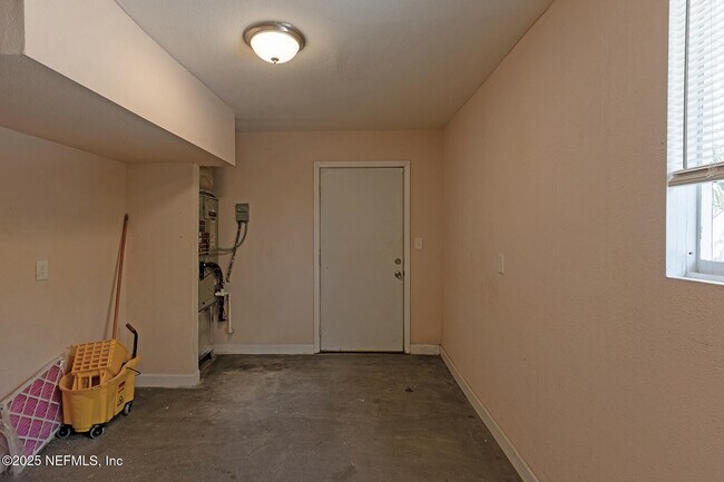 Building Photo - 2565 Burlingame Dr W