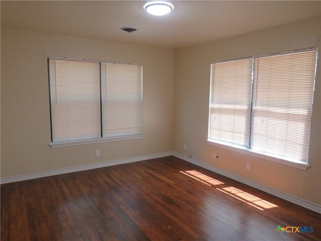 Building Photo - 504 McArthur Dr