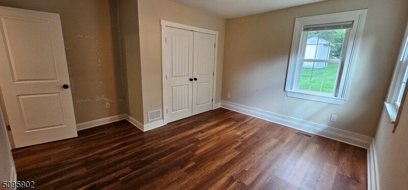 Bedroom - double closet - 21 W Hanover Ave