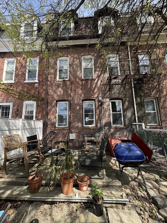 Building Photo - 685 E 7th St