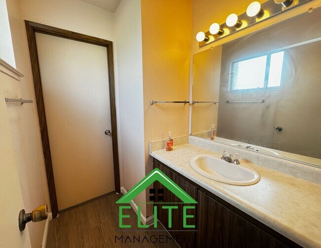 Building Photo - **Charming 3-Bedroom Home in a Quiet Sacra...