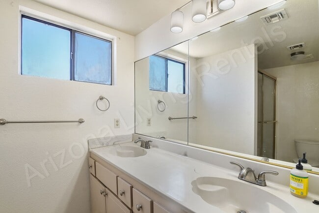 Building Photo - SPACIOUS 3 BEDROOM HOME