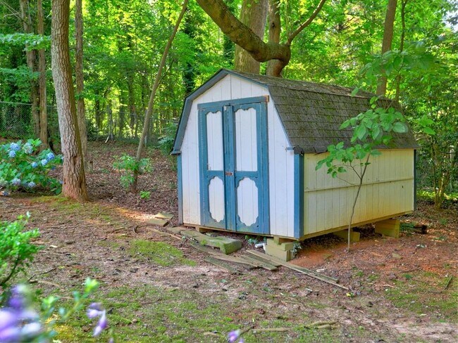 Building Photo - 4512 Woodlawn Lake Dr