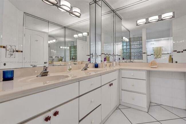 Building Photo - 3725 S Ocean Dr