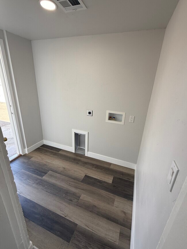 Building Photo - 738 E Roeser Rd