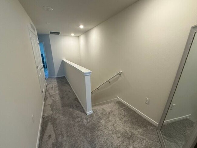 Building Photo - 3/2.5 Like new Davenport Townhome