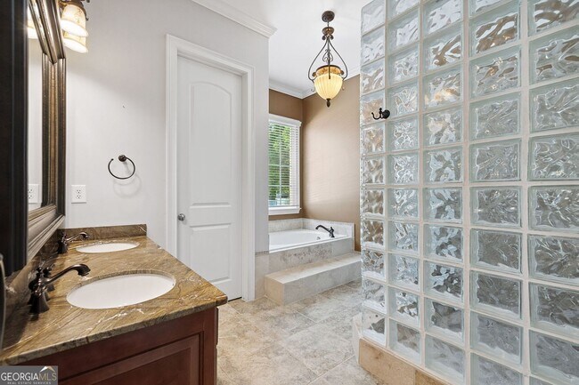 Building Photo - 11140 W Rd