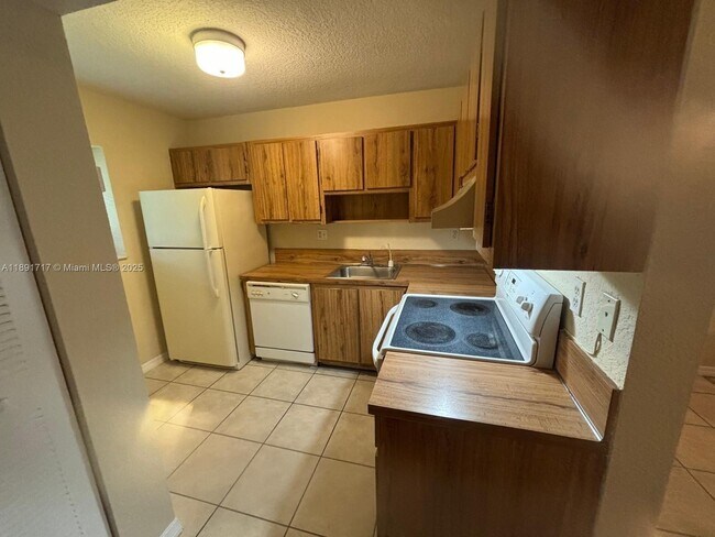 Building Photo - 301 Gardens Dr