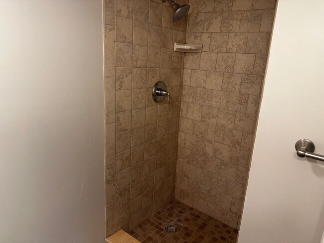 Building Photo - Sharp-Newly Remodeled Ground Floor Condo -...