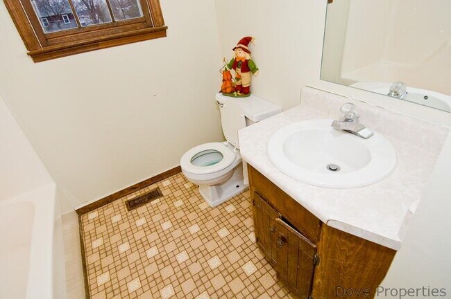 Building Photo - For Rent: 3BR, 2BA house