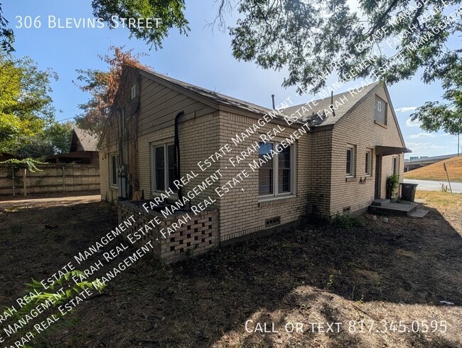 Building Photo - 306 Blevins St