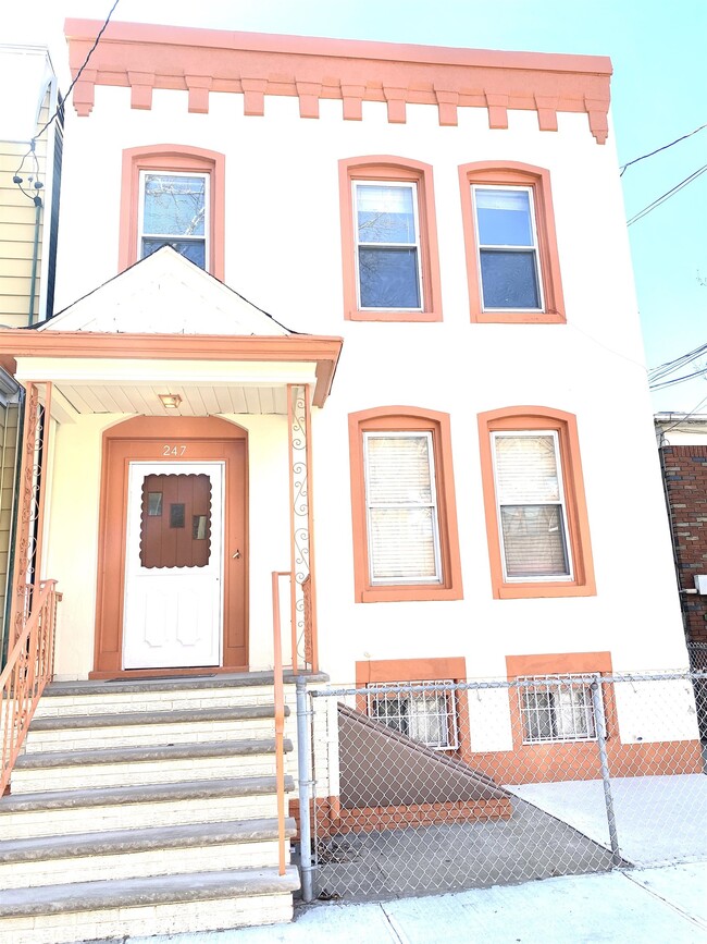 Building Photo - 247 Clendenny Ave