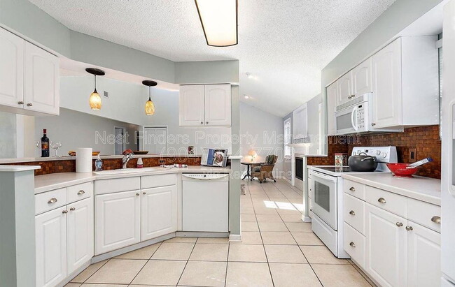 Building Photo - 3386 Chrysler Dr