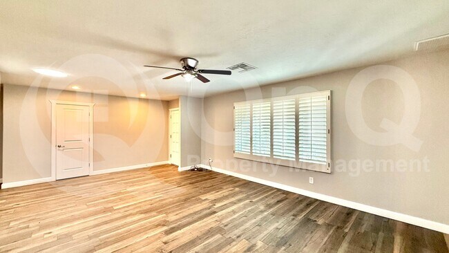 Building Photo - 2502 E Sahuaro Dr