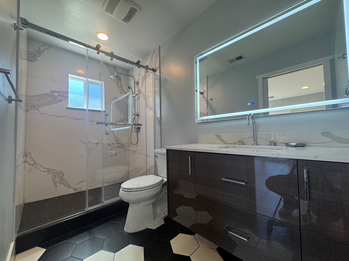 Building Photo - 914 Everett Ave