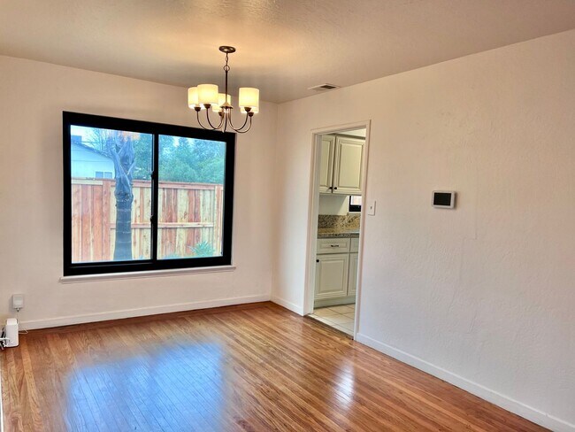 Building Photo - 3 Bed / 1.5 Bath | Thornwood Terrace Home ...