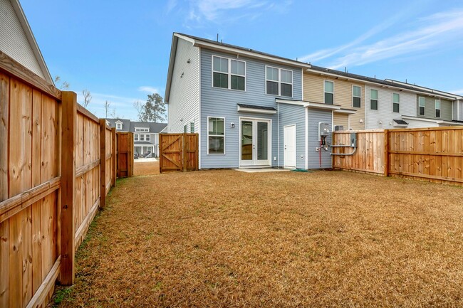 Building Photo - Beautiful Townhome in Boutique Neighborhoo...