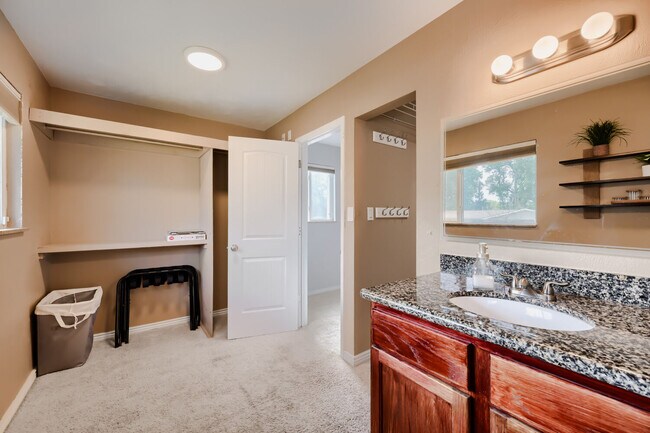 Building Photo - 1007 Venus Dr