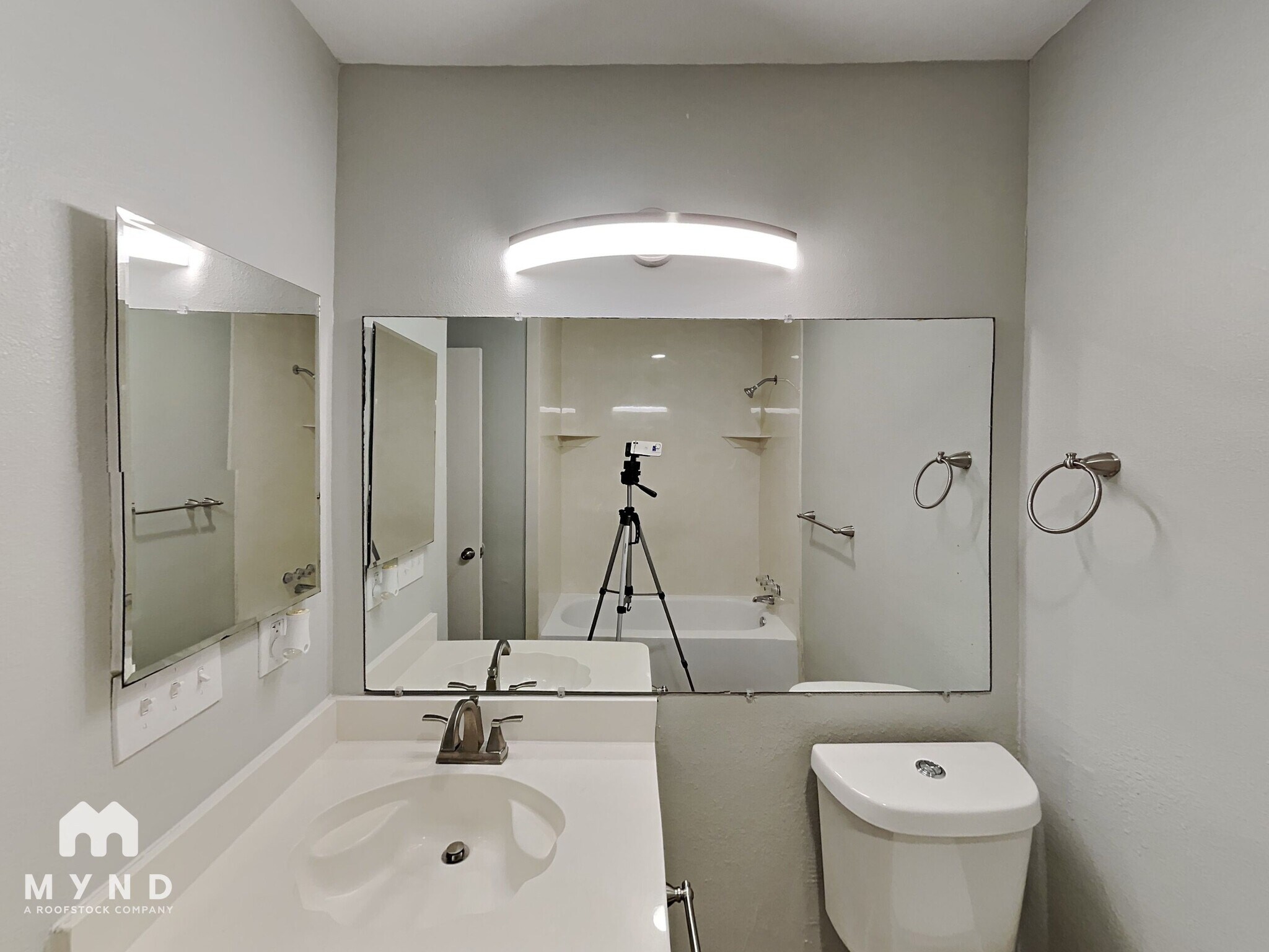 Building Photo - 14839 Greenvalley Dr