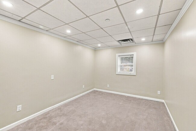 Building Photo - 324 Essex St