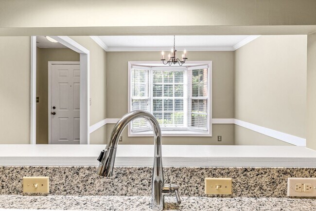 Building Photo - Newly Updated Park Place Townhome in Green...