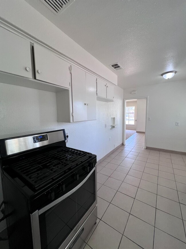 Building Photo - 2905 E Lamona Ave