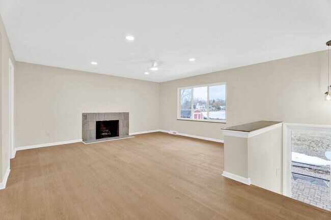 Building Photo - 3BD | 3BTH - HOT TUB - WATER FRONT - NEWLY RENOVATED - ON SYLVAN LAKE