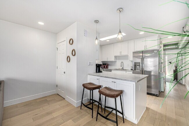 Building Photo - "Charming 1-Bedroom Townhouse in Phoenix –...