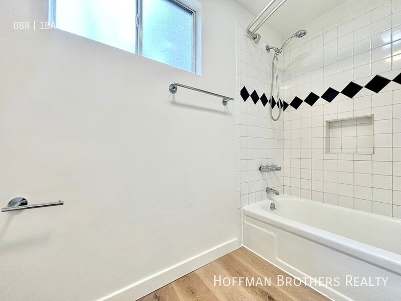 Building Photo - 2448 Beachwood Dr