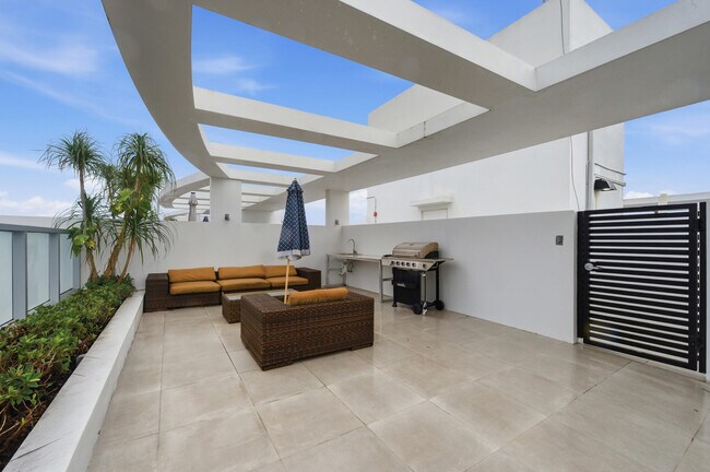 Building Photo - 13800 Highland Dr