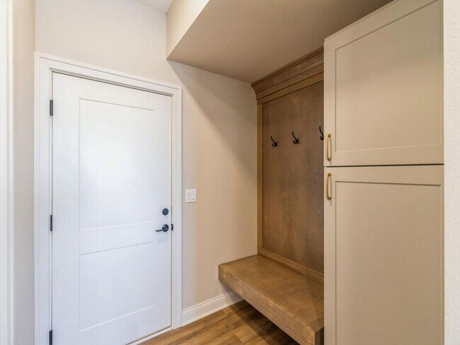 Building Photo - 2105 Lacey Dr