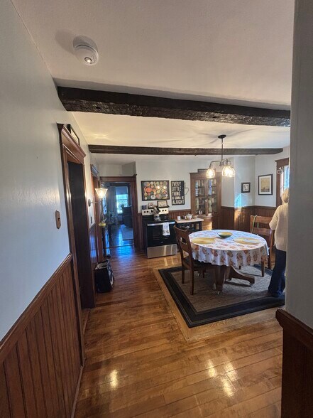 Building Photo - 460 Burncoat St