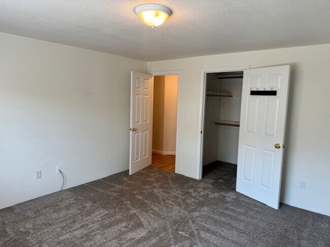 Building Photo - SINGLE FAMILY HOME W/ FENCED YARD/ DOUBLE ...
