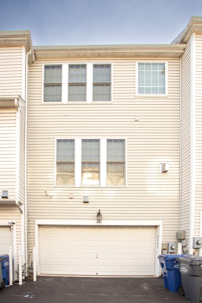 Building Photo - 2443 Huntington Park Dr