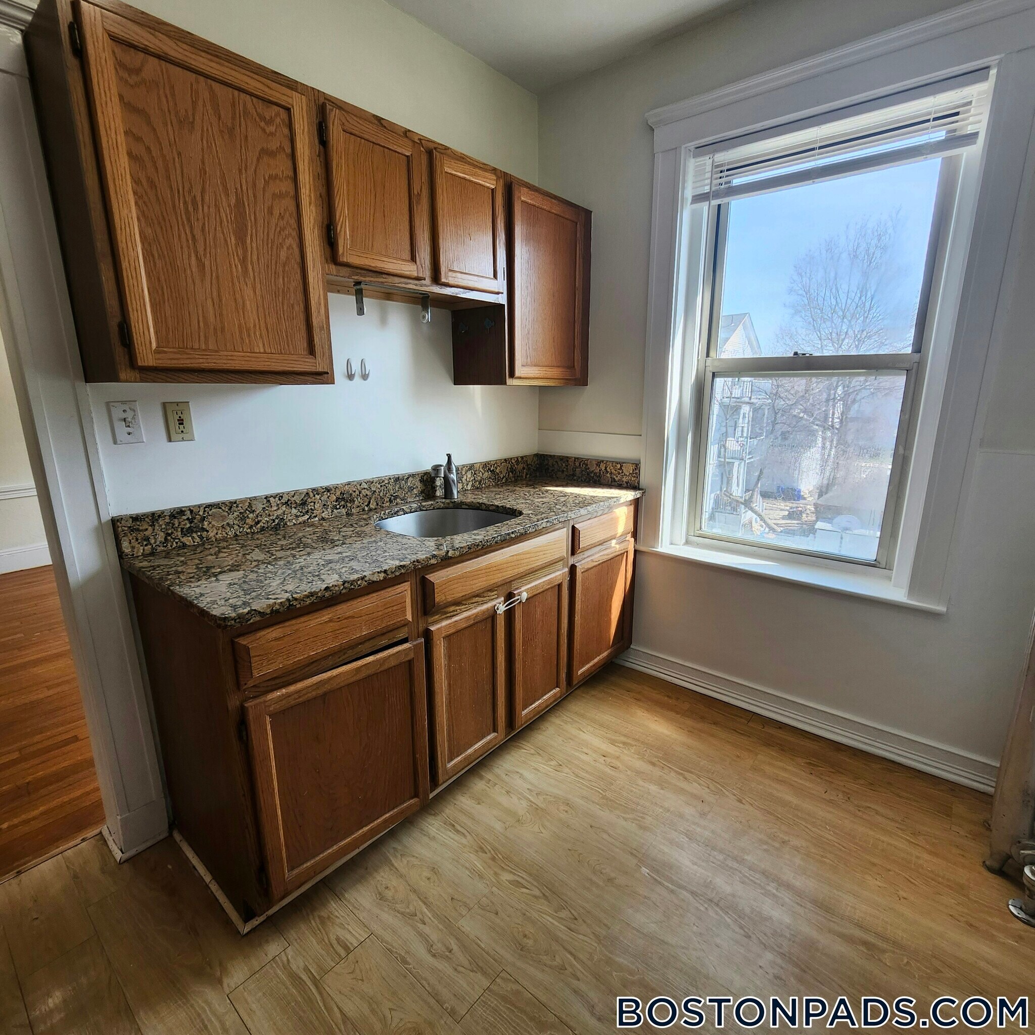 Building Photo - 88 Maple St