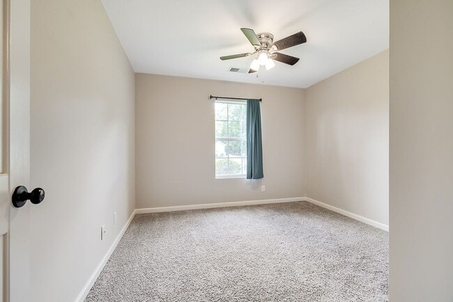 Building Photo - Freshly Painted 4 Bed Home on Huge Lot wit...