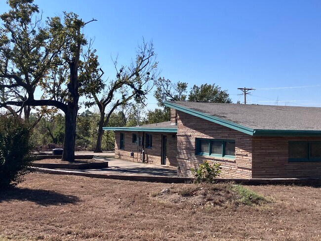 Building Photo - 602 N Sioux Ave