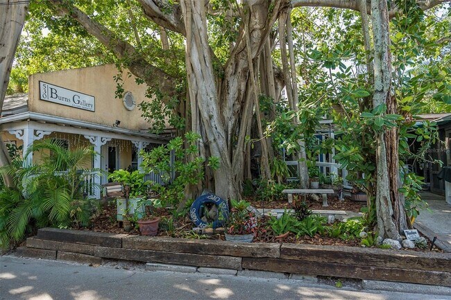 Building Photo - 635 S Orange Ave