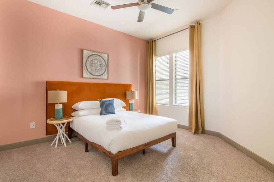 Building Photo - 555 N College Ave